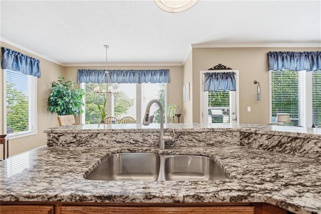 172 NE Hidden Ridge Lane, Lee's Summit, MO 64064