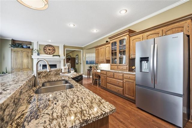 172 NE Hidden Ridge Lane, Lee's Summit, MO 64064