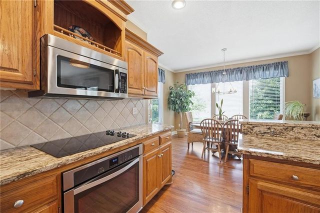 172 NE Hidden Ridge Lane, Lee's Summit, MO 64064