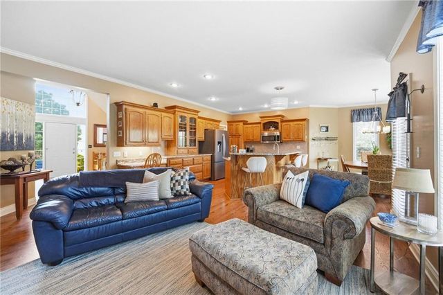 172 NE Hidden Ridge Lane, Lee's Summit, MO 64064