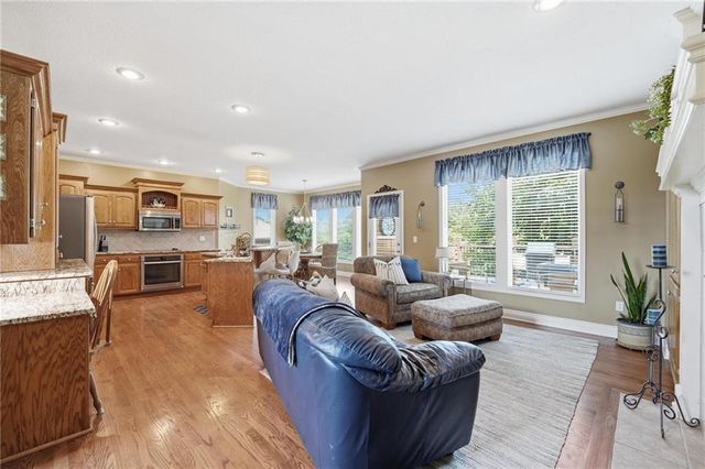 172 NE Hidden Ridge Lane, Lee's Summit, MO 64064