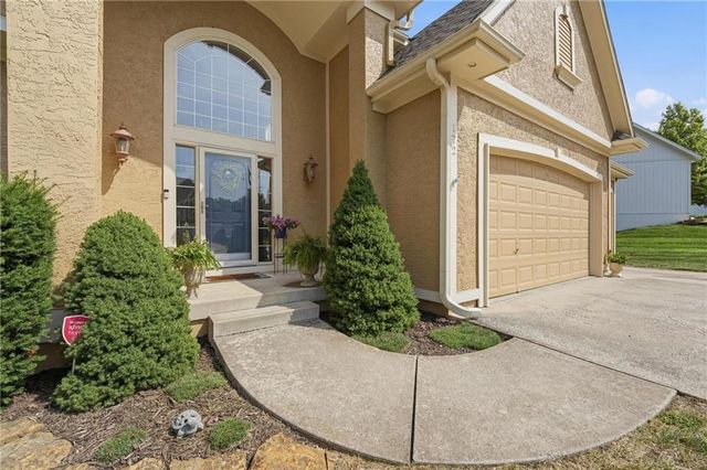 172 NE Hidden Ridge Lane, Lee's Summit, MO 64064
