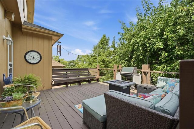 172 NE Hidden Ridge Lane, Lee's Summit, MO 64064