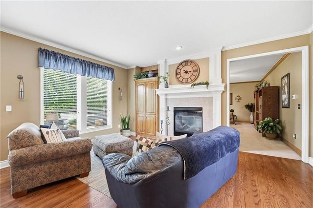 172 NE Hidden Ridge Lane, Lee's Summit, MO 64064
