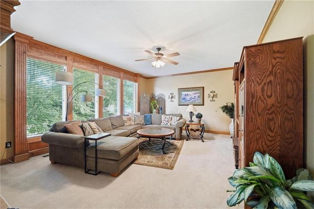 172 NE Hidden Ridge Lane, Lee's Summit, MO 64064