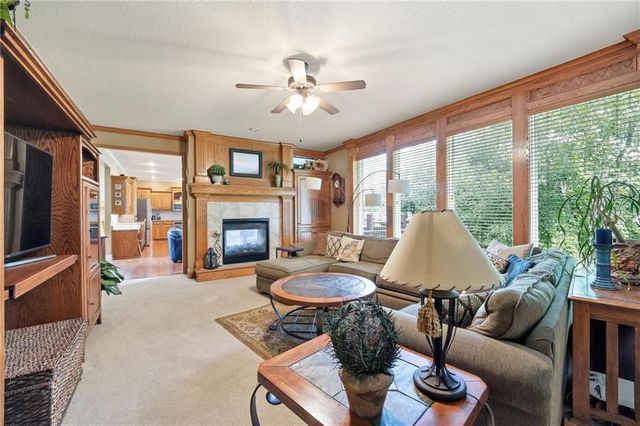 172 NE Hidden Ridge Lane, Lee's Summit, MO 64064