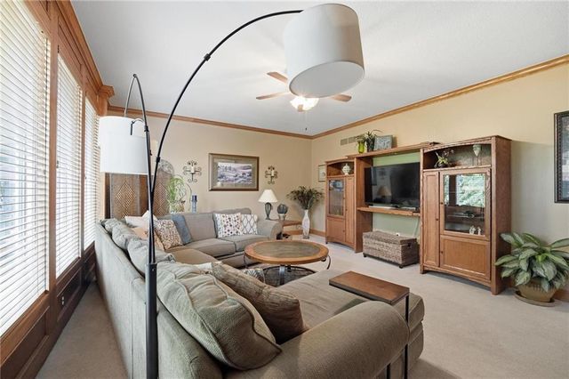 172 NE Hidden Ridge Lane, Lee's Summit, MO 64064