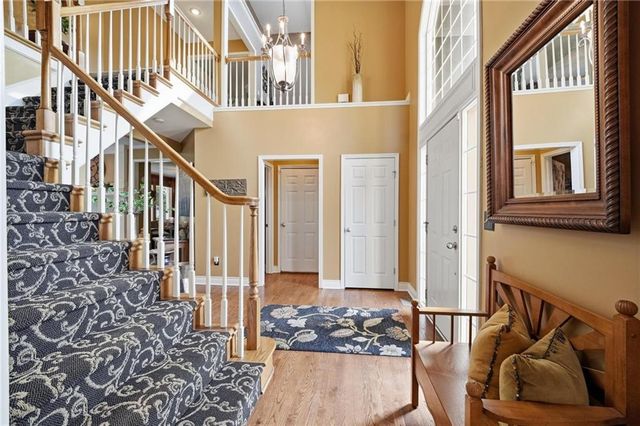 172 NE Hidden Ridge Lane, Lee's Summit, MO 64064