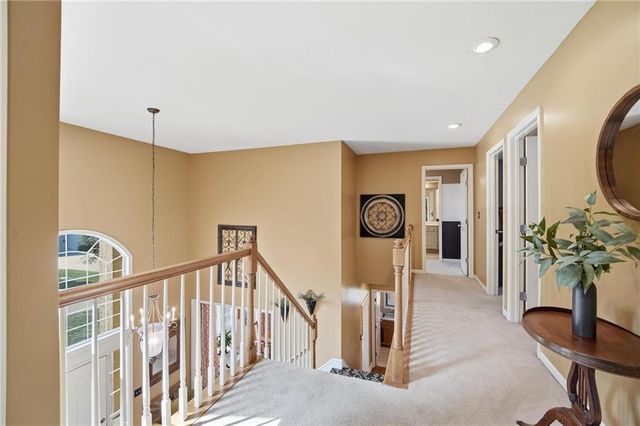 172 NE Hidden Ridge Lane, Lee's Summit, MO 64064