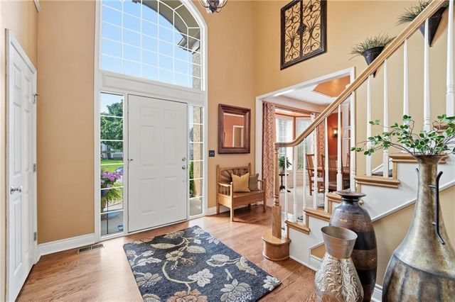 172 NE Hidden Ridge Lane, Lee's Summit, MO 64064