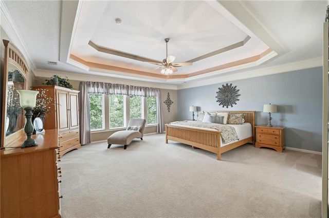 172 NE Hidden Ridge Lane, Lee's Summit, MO 64064