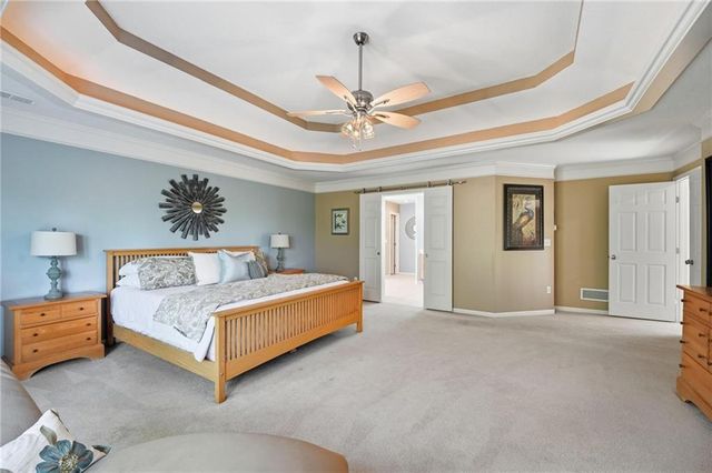 172 NE Hidden Ridge Lane, Lee's Summit, MO 64064