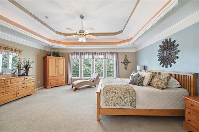 172 NE Hidden Ridge Lane, Lee's Summit, MO 64064