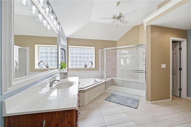 172 NE Hidden Ridge Lane, Lee's Summit, MO 64064
