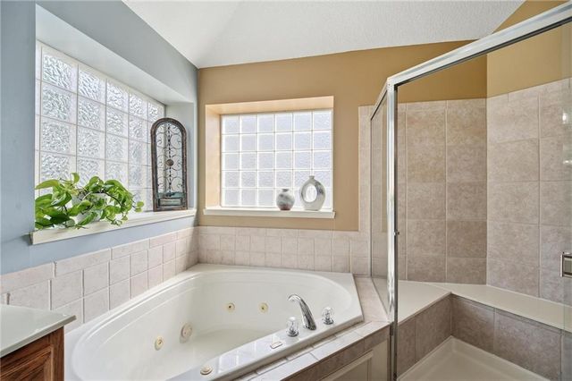 172 NE Hidden Ridge Lane, Lee's Summit, MO 64064