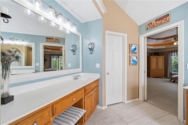 172 NE Hidden Ridge Lane, Lee's Summit, MO 64064