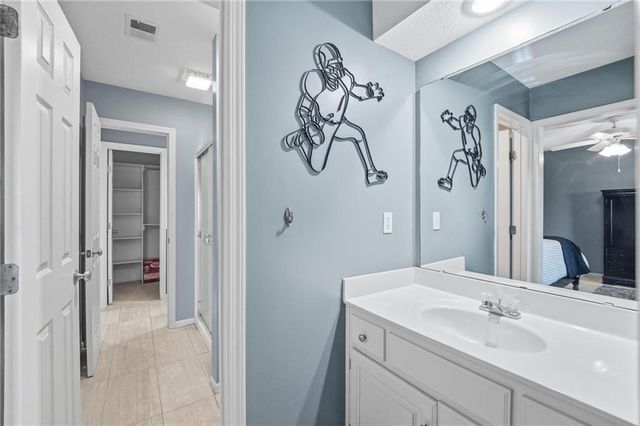 172 NE Hidden Ridge Lane, Lee's Summit, MO 64064