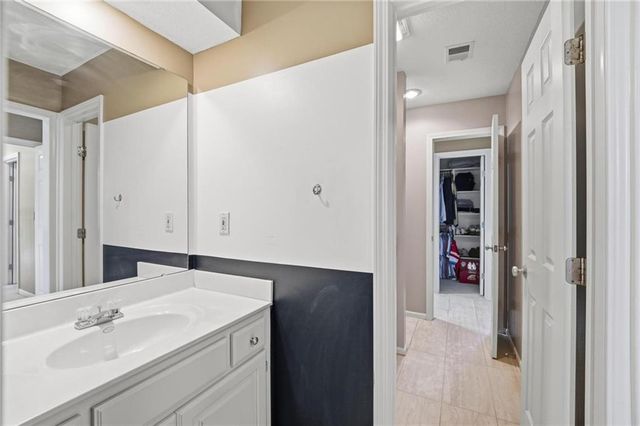 172 NE Hidden Ridge Lane, Lee's Summit, MO 64064
