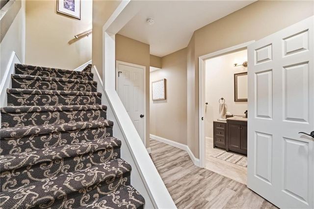 172 NE Hidden Ridge Lane, Lee's Summit, MO 64064