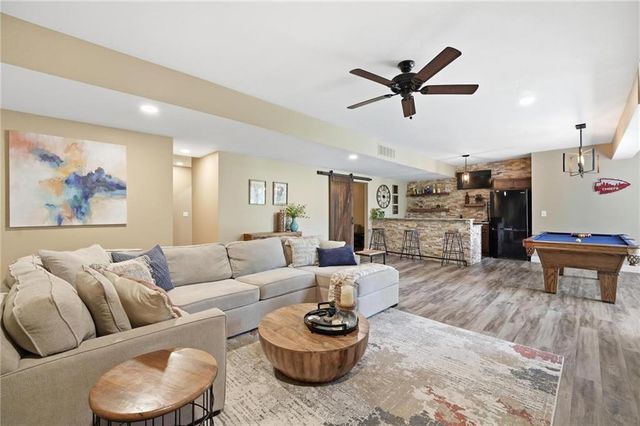 172 NE Hidden Ridge Lane, Lee's Summit, MO 64064