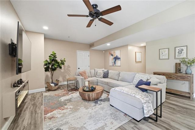 172 NE Hidden Ridge Lane, Lee's Summit, MO 64064