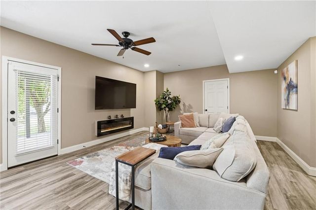 172 NE Hidden Ridge Lane, Lee's Summit, MO 64064