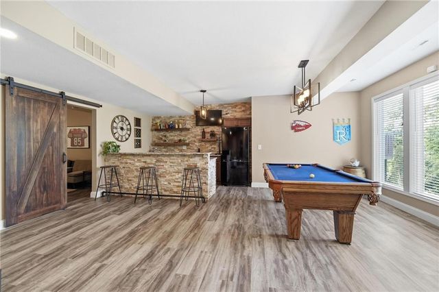 172 NE Hidden Ridge Lane, Lee's Summit, MO 64064