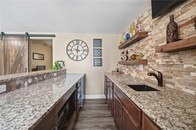 172 NE Hidden Ridge Lane, Lee's Summit, MO 64064
