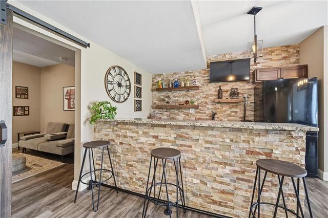 172 NE Hidden Ridge Lane, Lee's Summit, MO 64064