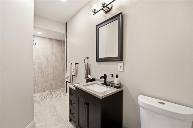 172 NE Hidden Ridge Lane, Lee's Summit, MO 64064