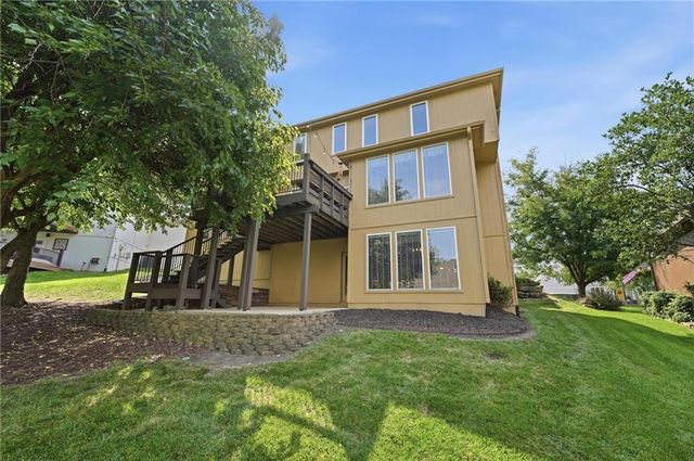 172 NE Hidden Ridge Lane, Lee's Summit, MO 64064