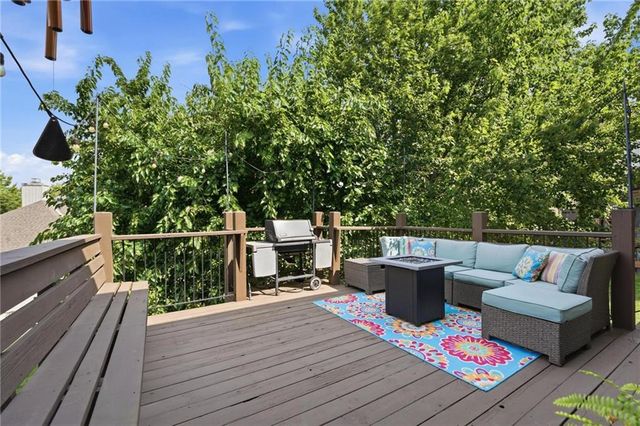 172 NE Hidden Ridge Lane, Lee's Summit, MO 64064