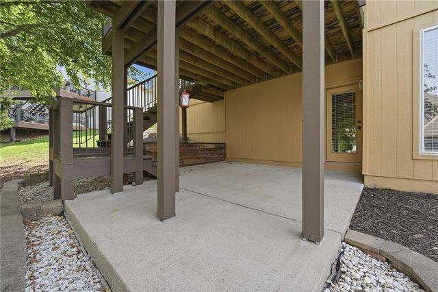 172 NE Hidden Ridge Lane, Lee's Summit, MO 64064