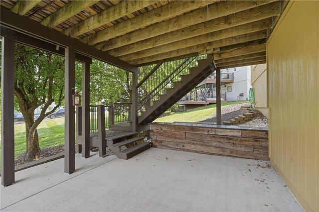 172 NE Hidden Ridge Lane, Lee's Summit, MO 64064