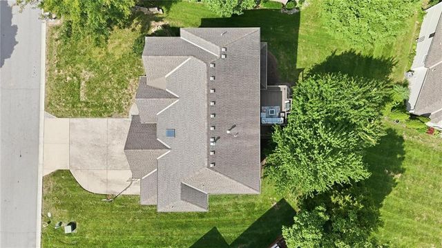 172 NE Hidden Ridge Lane, Lee's Summit, MO 64064