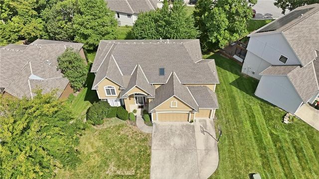 172 NE Hidden Ridge Lane, Lee's Summit, MO 64064