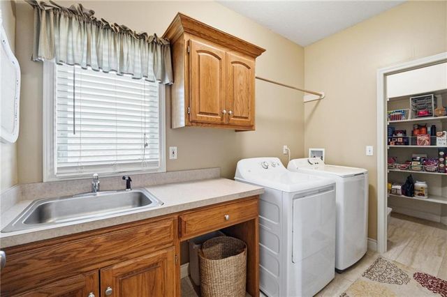 172 NE Hidden Ridge Lane, Lee's Summit, MO 64064