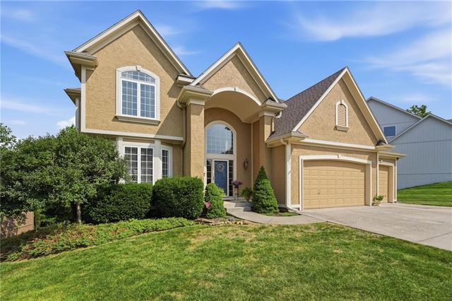 172 NE Hidden Ridge Lane, Lee's Summit, MO 64064