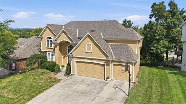 172 NE Hidden Ridge Lane, Lee's Summit, MO 64064