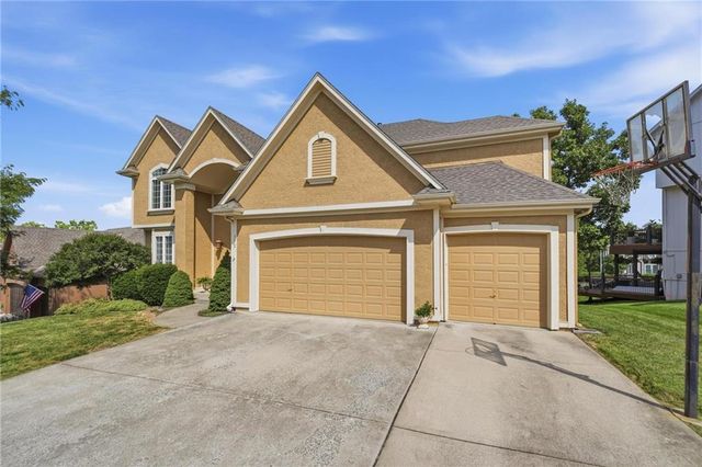 172 NE Hidden Ridge Lane, Lee's Summit, MO 64064