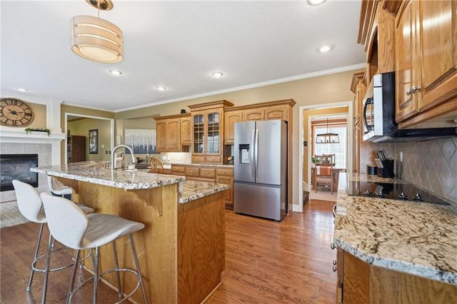 172 NE Hidden Ridge Lane, Lee's Summit, MO 64064