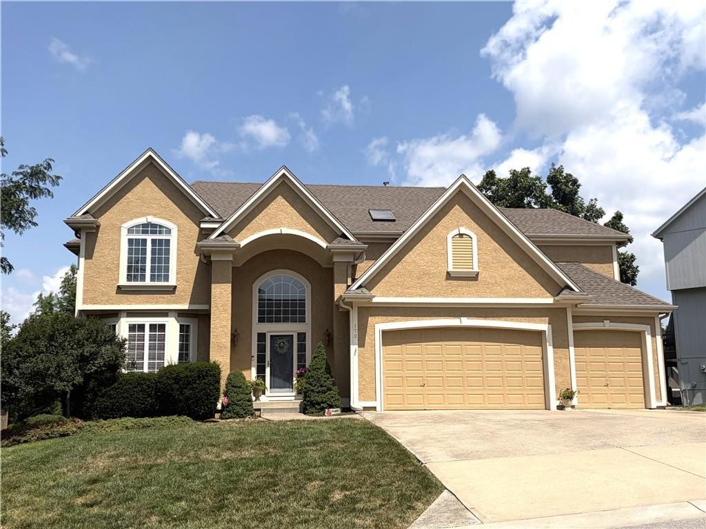 172 NE Hidden Ridge Lane, Lee's Summit, MO 64064