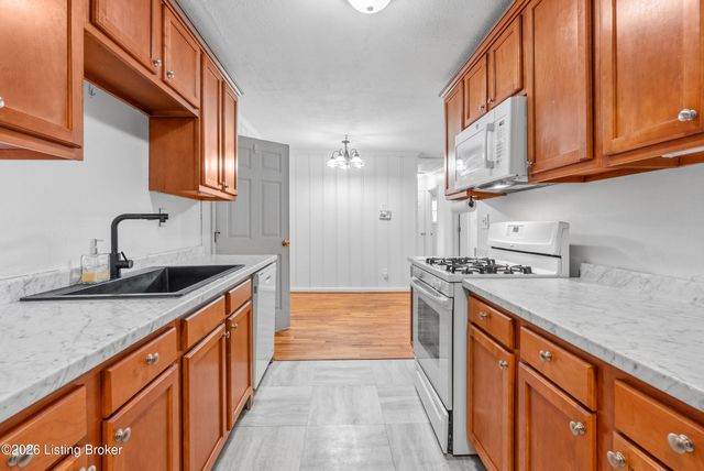 9705 Titan Dr, Louisville, KY 40229