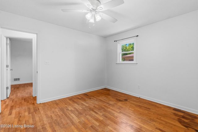 9705 Titan Dr, Louisville, KY 40229