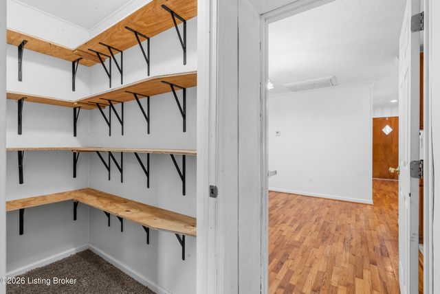 9705 Titan Dr, Louisville, KY 40229