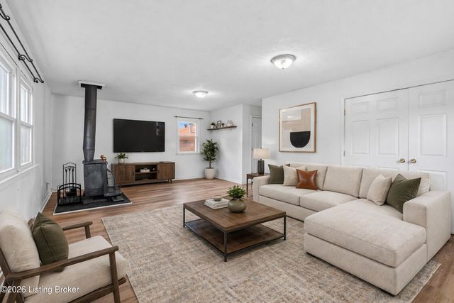 9705 Titan Dr, Louisville, KY 40229