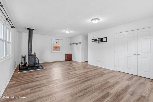 9705 Titan Dr, Louisville, KY 40229