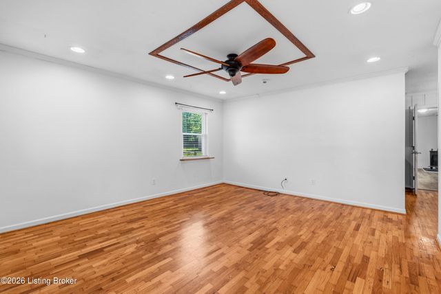 9705 Titan Dr, Louisville, KY 40229