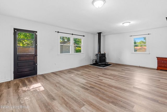 9705 Titan Dr, Louisville, KY 40229