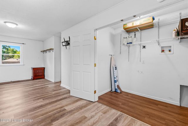 9705 Titan Dr, Louisville, KY 40229